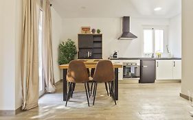 The White Flats Les Corts